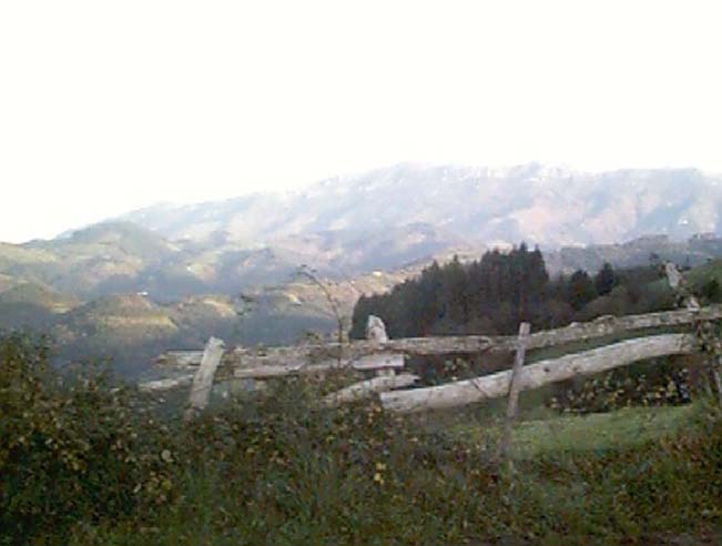 Vista de El Sueve desde el depósito del agua a la entrada para Carria